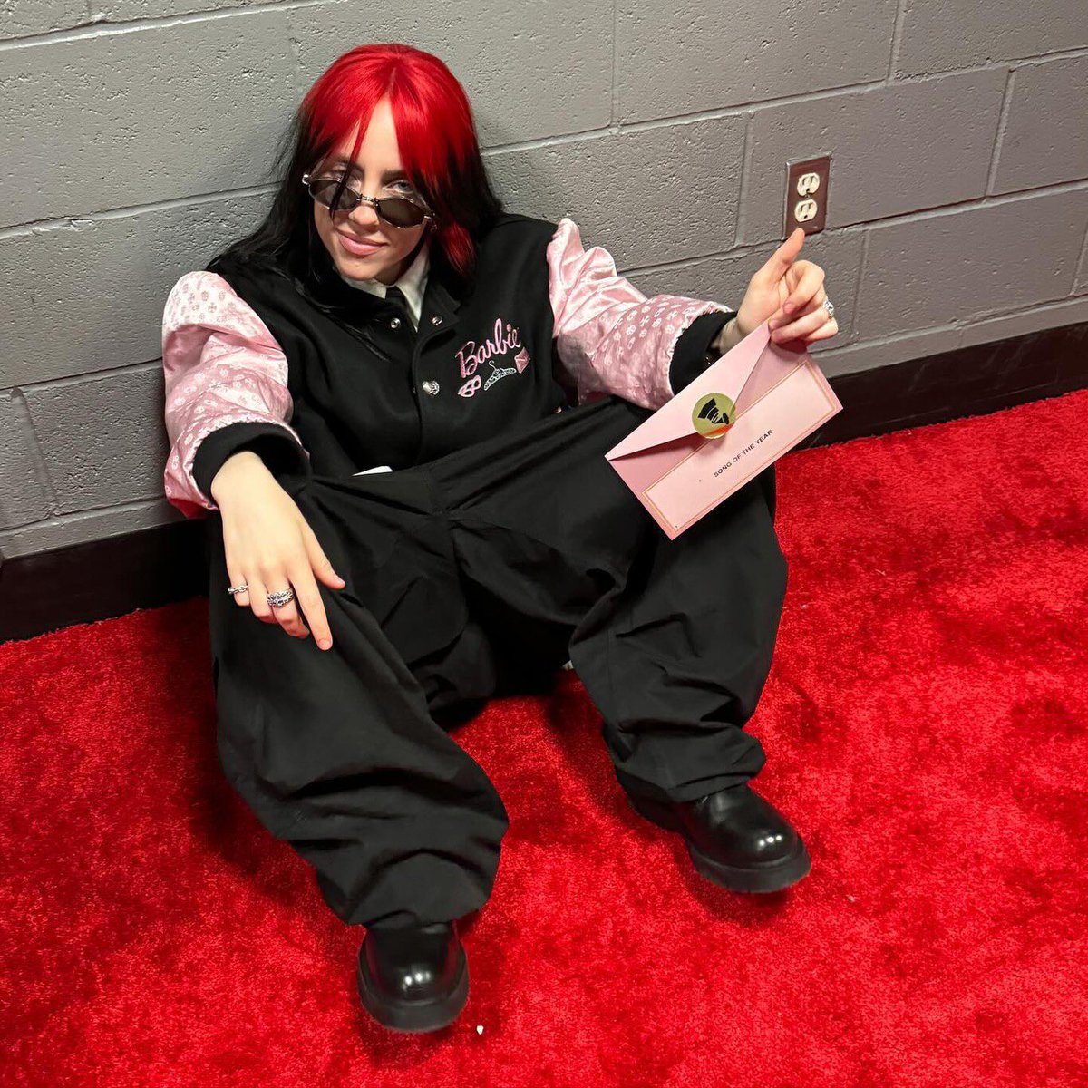 .@BillieEilish reveals that she dyed her hair black the day AFTER the 2024 #GRAMMYs, meaning she did not wear a wig!