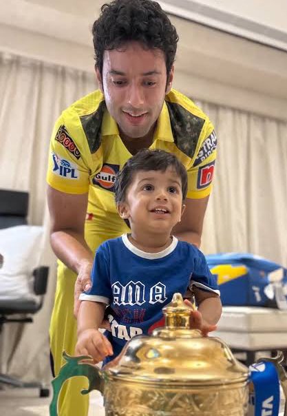 SergioCSKK's tweet image. Shivam Dube’s son has lifted more trophies than self proclaimed king kongs