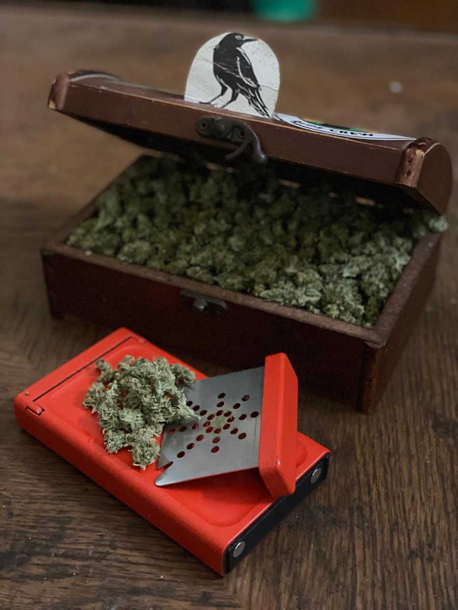 Unlocking the treasure chest of relaxation! 🌿🔓 This stylish wallet doubles as the perfect grinder, blending convenience with cool. Who else loves a gadget that combines style and functionality? 

#treasurechest #cannabis #canna_case #gadget #grinder