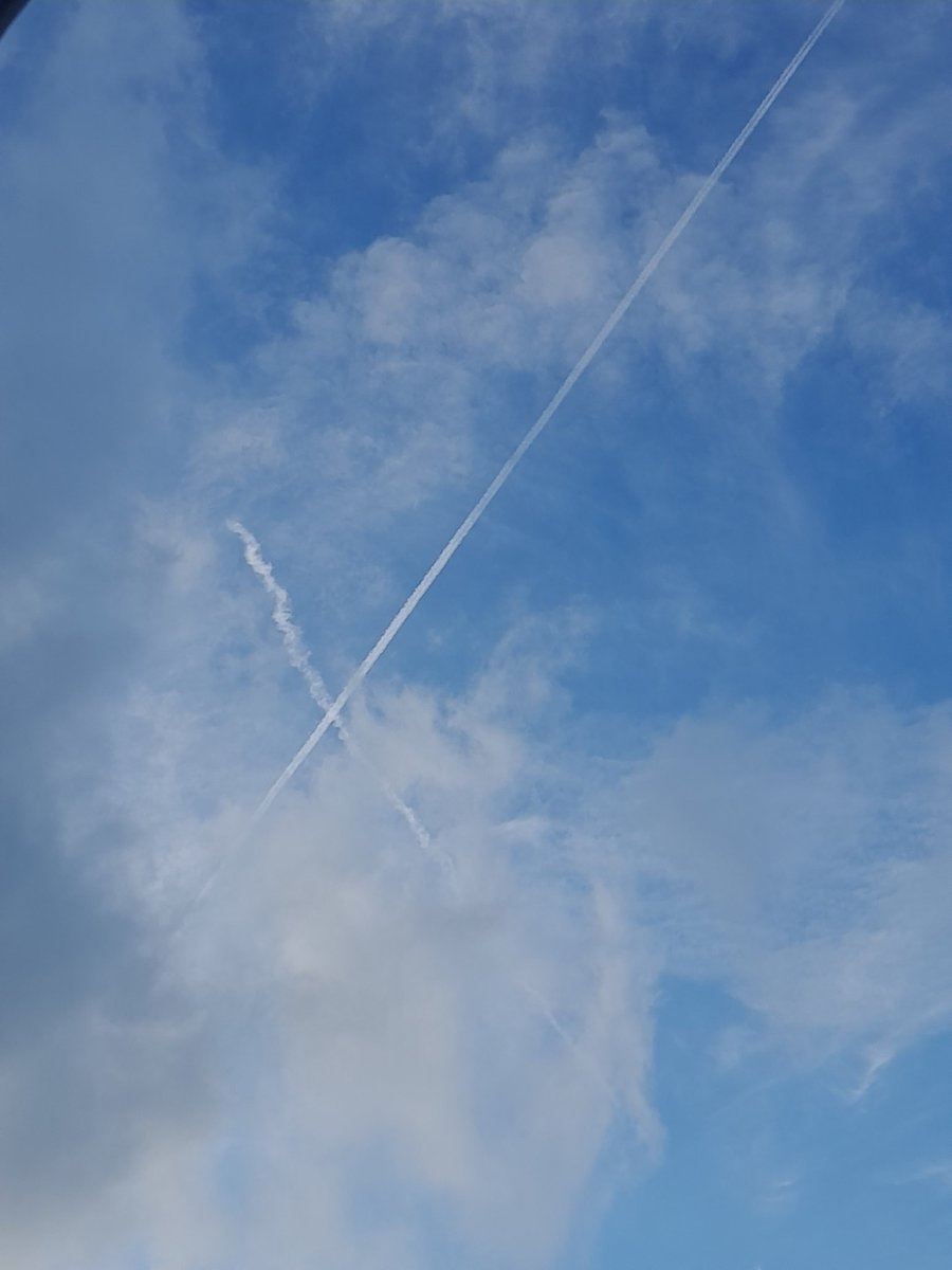 @elonmusk 😂 🇬🇧 sky's #chemtrails