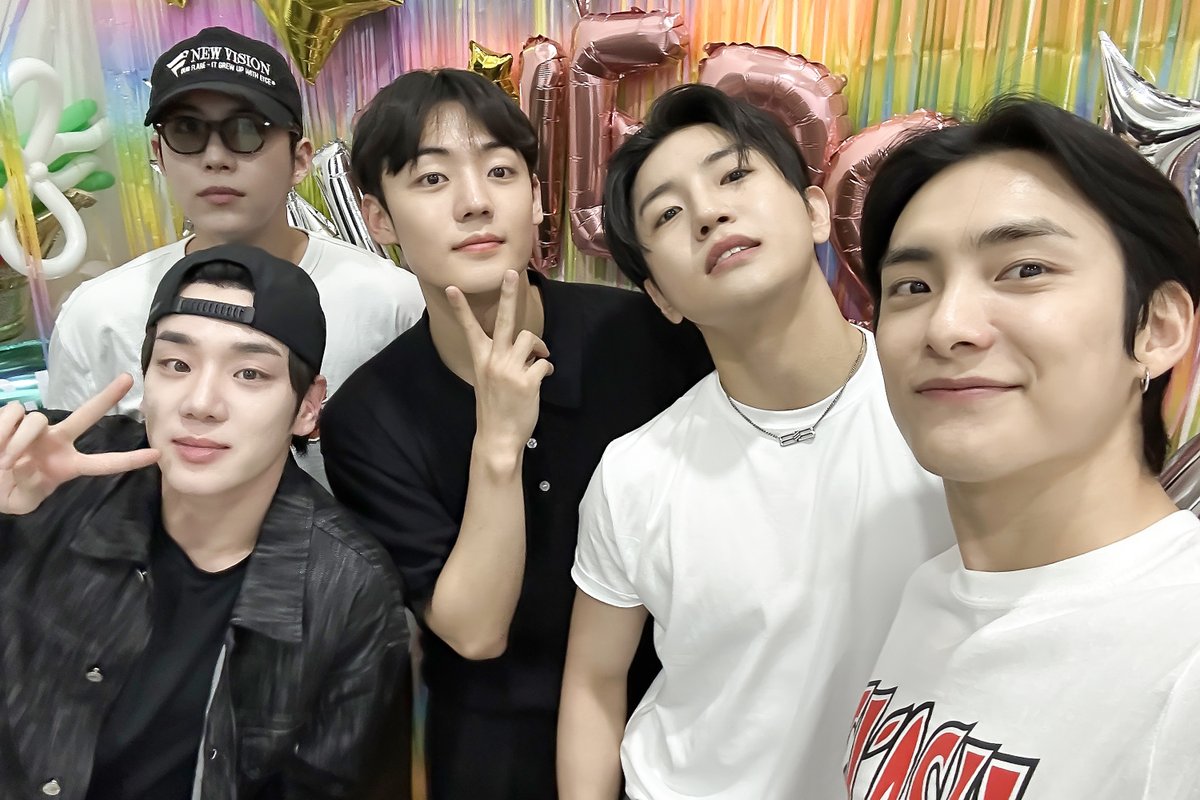 official_ACE7's tweet photo. [📸]

240523 7주년 라이브 종료🎂

7년동안 함께해준 초이들
너무 감사하고 사랑해요💕
앞으로도 함께해요😘

#에이스 #ACE
#에이스의_빛이_되어_곁에_있을게
#7ogetherWithACE
#7Years_with_CHOICE https://t.co/DB4VFyZUVW