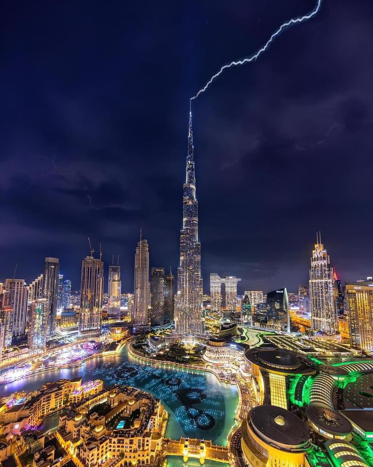 World’s tallest tower, touched by nature’s power⚡️ 📸: 🇦🇪