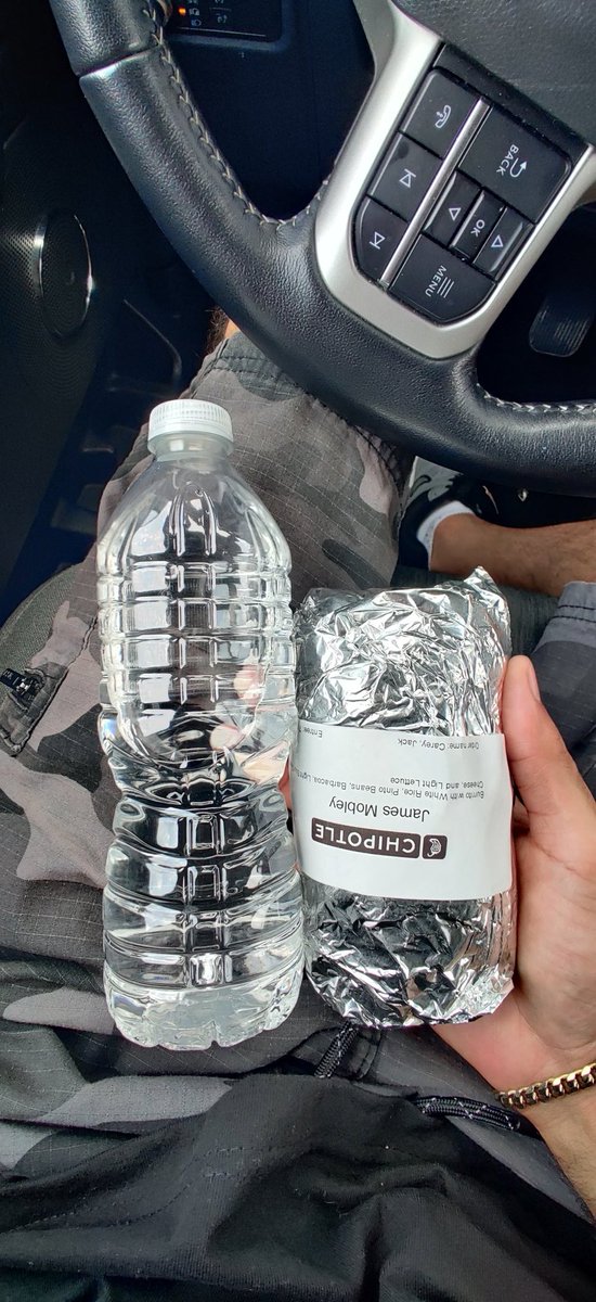 ProductionJMo's tweet image. Is this what you guys are calling a burrito these days?? @ChipotleTweets 
$13 for this baby burrito.. I can easily go elsewhere and get one twice the size for half the price..and taste 3x better. 😠
#Chipotle #ChipotleNews #Chipotleburrito