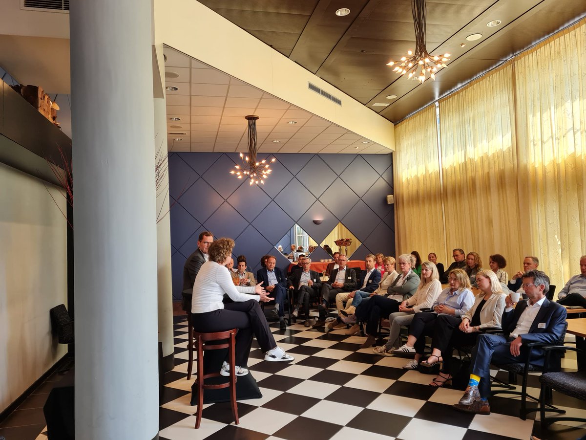 Vanmiddag samen met @IngridThijssen in gesprek met de bestuursleden van onze 9 <a href="/vnoncwmidden/">VNO-NCW Midden</a> regiobesturen. Over de aangescherpte visie van <a href="/VNONCW/">VNO-NCW</a> op brede welvaart, het belang van Europa, de kracht van de regio en de gevolgen van het hoodlijnenakkoord voor ondernemers!