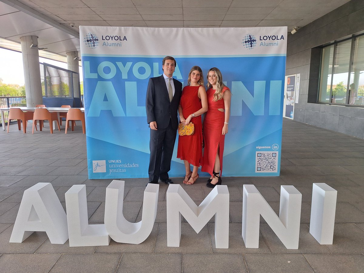 LoyolaAnd's tweet photo. ¡Comienza la cuenta atrás! Ya están llegando nuestros #alumni para su acto de graduación de las Facultades de Comunicación y Artes y Ciencias Económicas y Enpresariales en el campus #Sevilla 🎓🎓
#UniversidadLoyola https://t.co/viemxfbluA