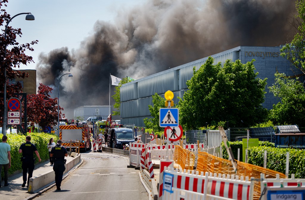 El gran incendio que estalló el miércoles en un edificio de oficinas en las afueras de Copenhague del grupo farmacéutico Novo Nordisk, productor de los medicamentos para adelgazar Ozempic y Wegovy, está 'controlado', informaron los bomberos. Fuente: AFP #TReporta