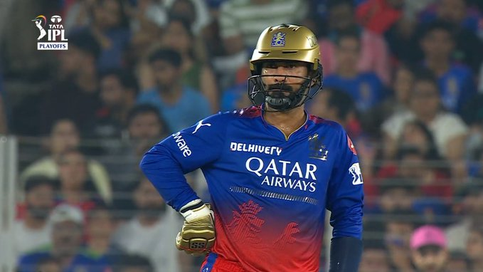 Well played, Dinesh Karthik! 👏👏 ~ He scored 11 runs off 13 balls in his farewell match of IPL. #DineshKarthik #RCBvRR #RRvRCB