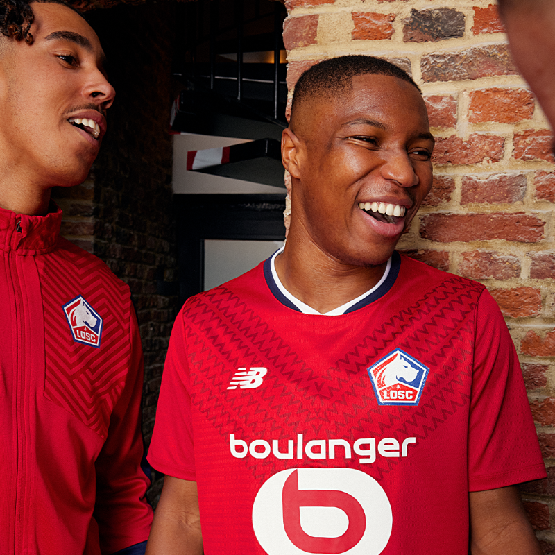 losclive's tweet photo. 𝑨𝒖𝒙 𝒆𝒏𝒇𝒂𝒏𝒕𝒔 𝒅𝒖 𝑵𝒐𝒓𝒅.

Un Home Kit 24/25 inspirant by @NBfootball 👕

L'armure des Dogues pour la saison 24/25 au cœur d’une saison historique pour le club, celle de ses 80 ans 🔴

En ligne dès maintenant et demain en boutiques 🛒

#AuxenfantsduNord #NBFootball