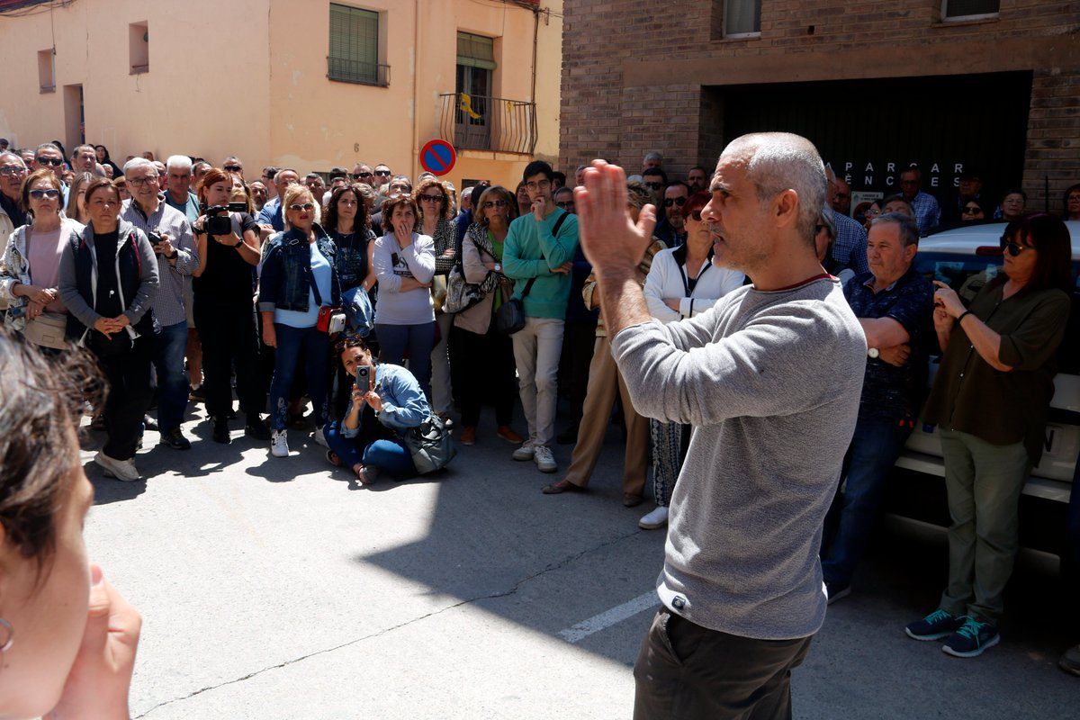 🚨 Les Borges Blanques diu prou. Més de 200 persones protesten contra un bloc okupat i la delinqüència que se'n deriva. Fa pocs dies els okupes van robar a l'interior de diversos cotxes i després els van cremar. Però segons la majoria de polítics, els vulnerables són els