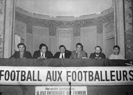 #OtD 22 May 1968 footballers in Paris occupied the French Football Association headquarters declaring 'Football to the Footballers.' They issued a statement demanding the immediate dismissal of football 'profiteers' and for football without profits shop.workingclasshistory.com/collections/bo…