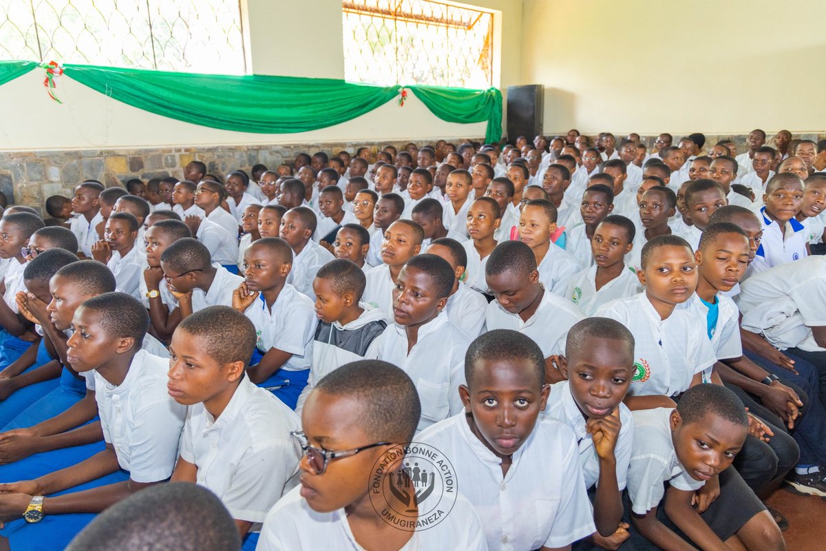 Cette campagne de sensibilisation vise à outiller les élèves sur des enjeux essentiels comme la santé sexuelle, le VIH/SIDA et la nutrition. Un investissement crucial pour la santé et le bien-être de la jeunesse burundaise. #Burundi #SantéReproductive