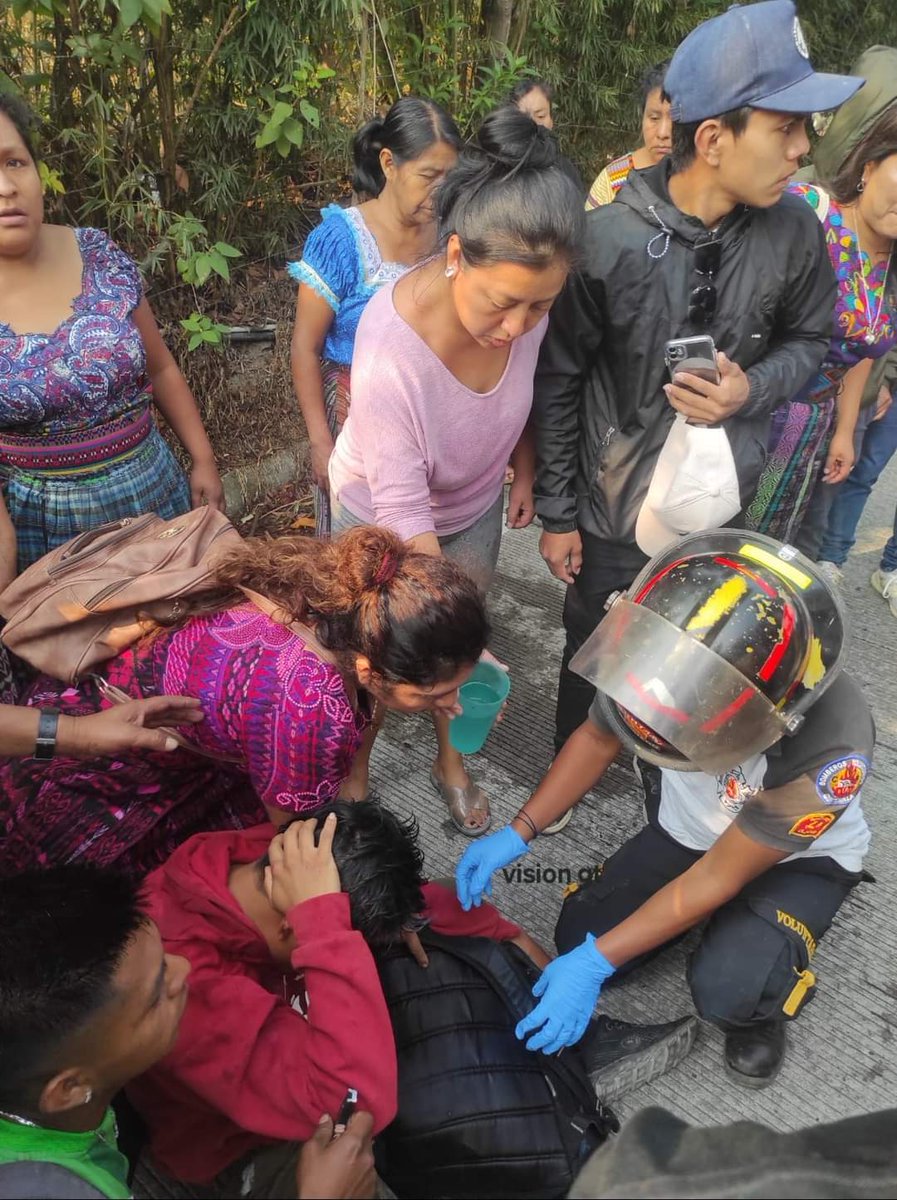 En el lugar conocido como Las Cristalinas, San Pablo la Laguna, Sololá, se registró un accidente de tránsito en donde un motorista fue atendido con varios golpes en todo el cuerpo, posteriormente fue trasladado al centro de salud de la localidad. #CVBalServicio