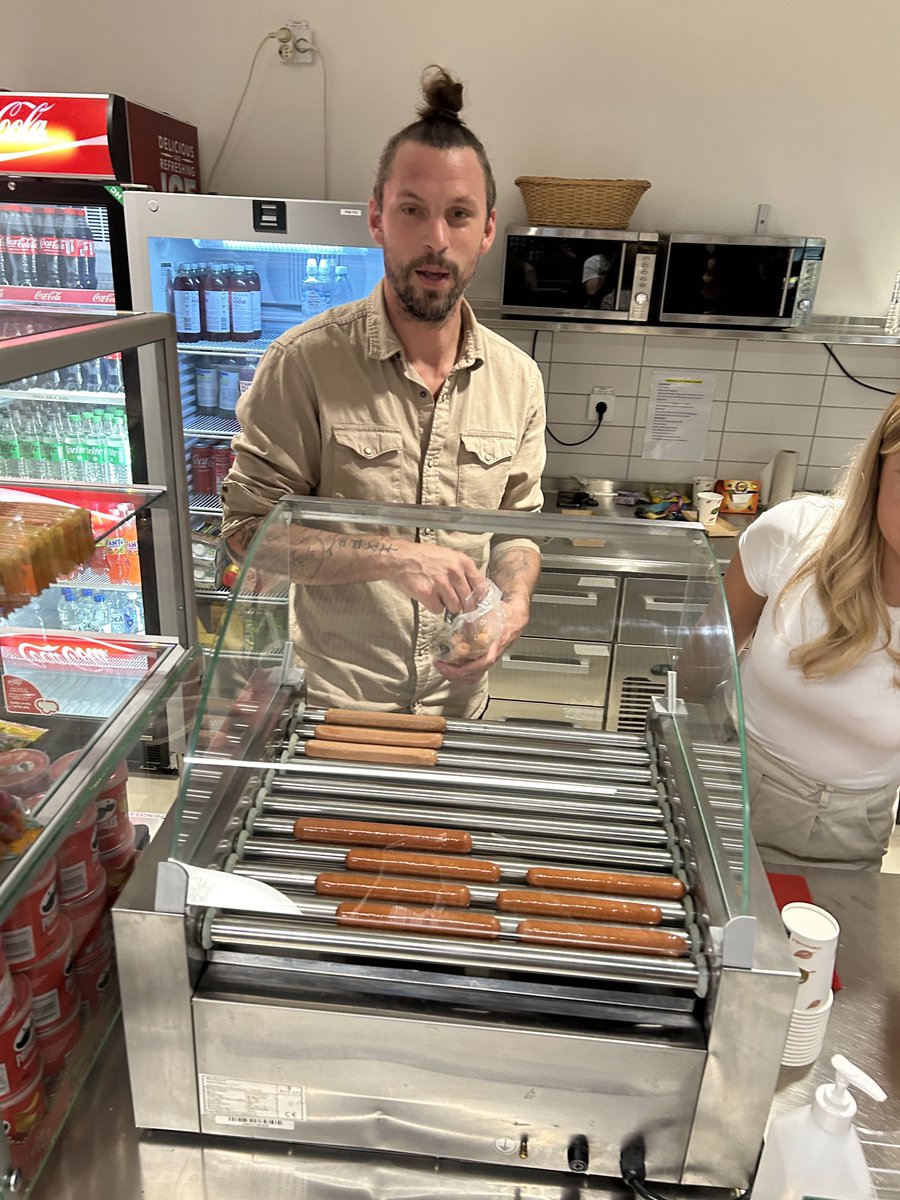 På plats på SM-final 2 i Ystad.
Vem sköter kiosken i arenan då?
Jo, <a href="/IFKYstadHK/">IFK Ystad HK</a>:s sportchef Fredrik Petersen.
– Det här är vår kiosk, säger han.
IFK sägs vara räddat från konkurs men noterar att Petersen smyghöjt(?) priset på Pucko och Två röda pölser.😉