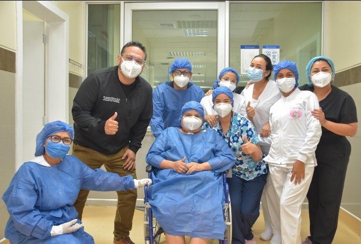 LosRiosIESS's tweet photo. #IESSatuServicio| 🫶 Mariuxi León presentaba un cuadro severo de leptospirosis y tras estar internada 37 días en la Unidad de Cuidados Intensivos del Hospital General Babahoyo se reencontró con sus familiares.

🩺 ¡En el IESS trabajamos por el bienestar de nuestro asegurados! https://t.co/DoG6T88T4N