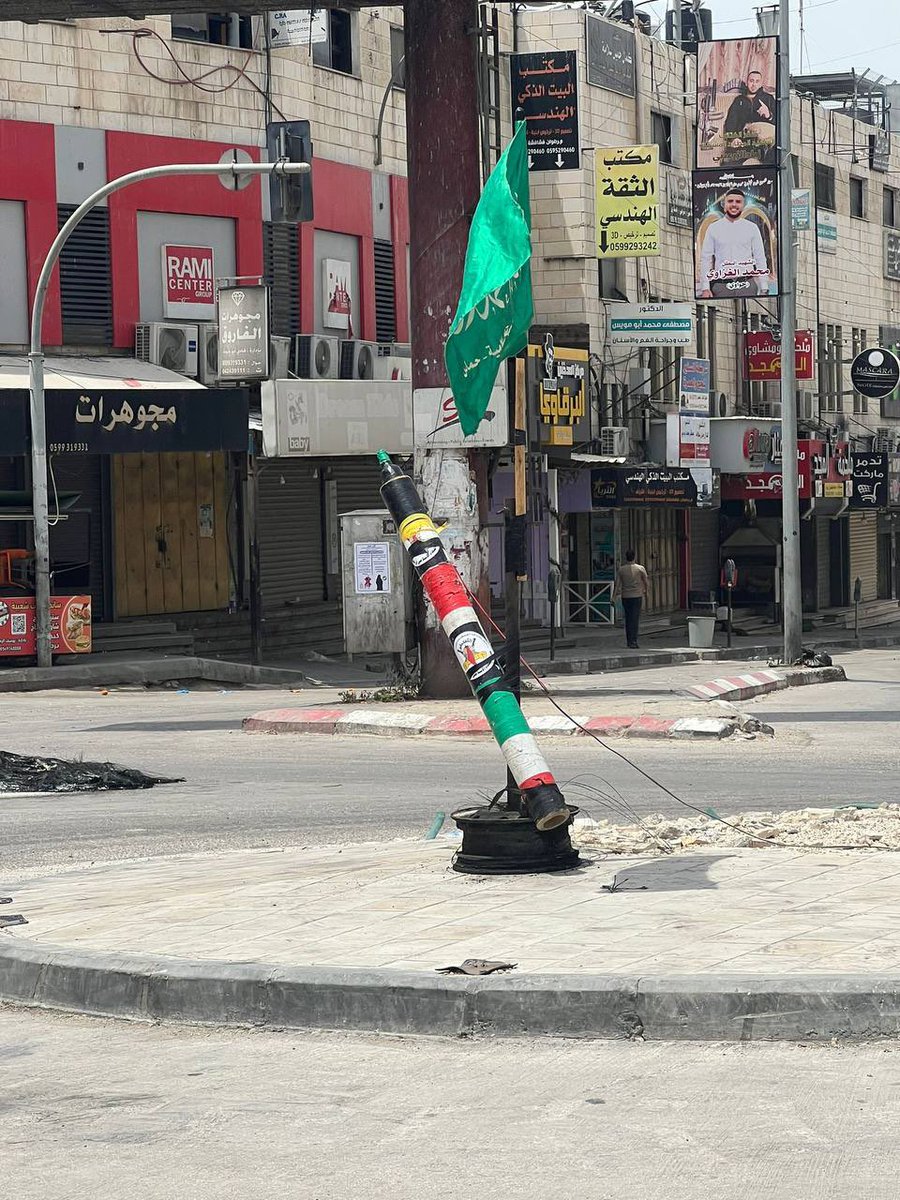 the IOF broke this yesterday in Jenin cause it’s basically all faction flags and they HATE seeing them

today people put it back up with scotch tape and added the flag lmaoooo