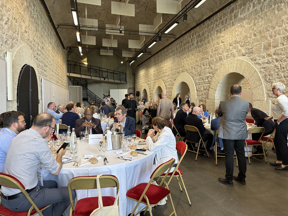 ⁦<a href="/CDF_Commercants/">CommerçantsdeFrance</a>⁩ rassemblement des élus(es ) de nos centres villes.
La CMV est un partenaire institutionnel de la confédération des commerçants de France 
Le président des villes moyennes Gil Avérous était présent, la CCI du Vaucluse la CMA, le département la Région