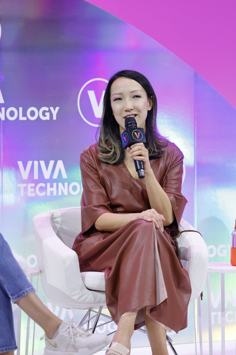 Welcome to the era of AI-driven business transformation! 🚀 'Asking ChatGPT about my deals may not give the expected results, as opposed to #Einstein AI which delivers useful insights based on my business pipeline or quota' - @ClaraShih, CEO @Salesforce AI