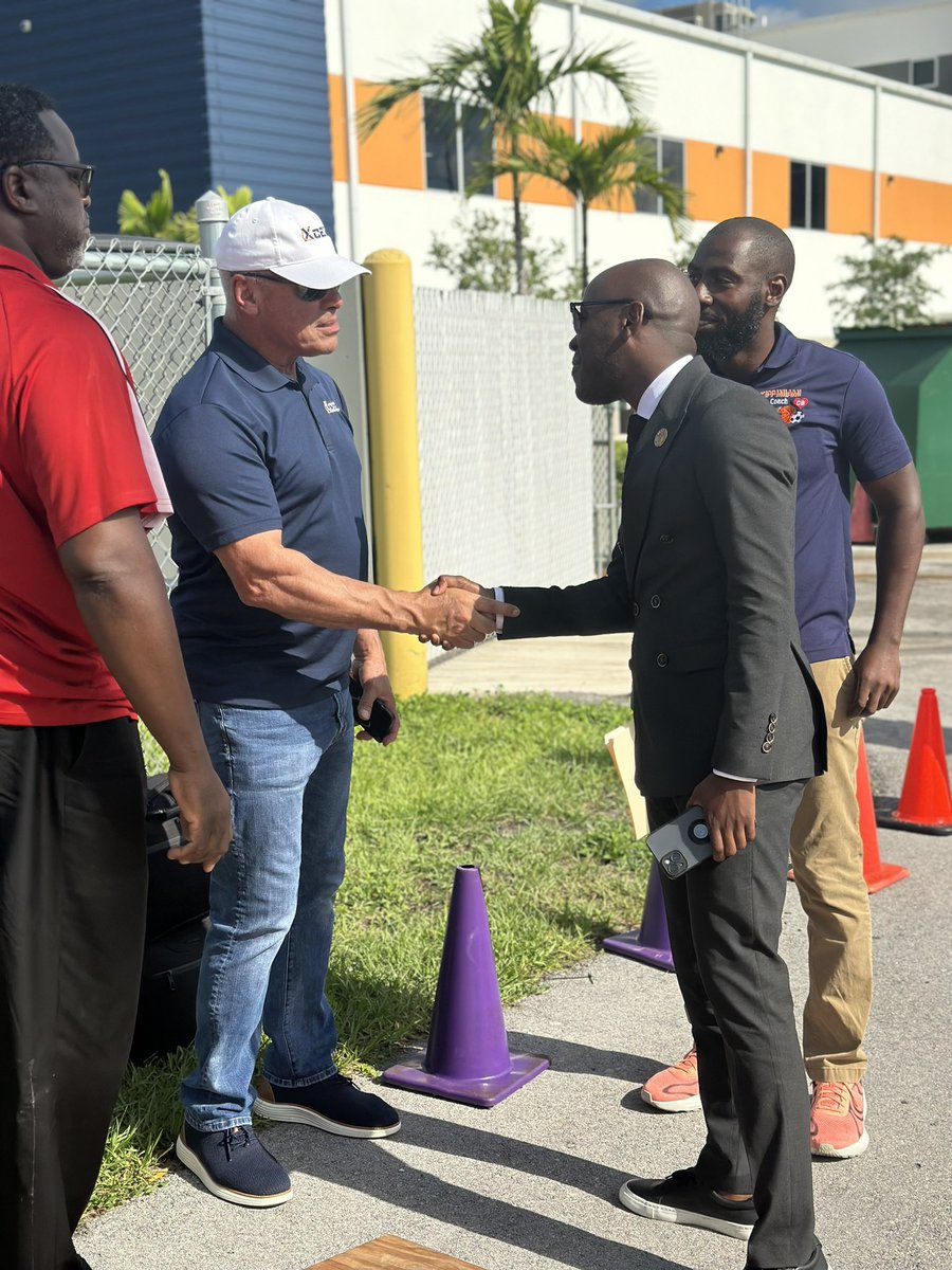 RLStephens3_'s tweet photo. Had an incredible time attending the VIP tour and Career Expo at @kippmiami, inspiring young minds and exploring future opportunities. I also enjoyed a brief but meaningful visit to @mdcnorth to catch up with President Vazquez and Dean Lewis. #KIPPMiami #MDCNorth #CareerExpo https://t.co/HIlH6IiQLU