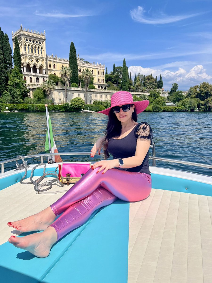 Beautiful Italia 🚤☀️🌊🔝😎👒💎😘🇮🇹❤️

#iredreamer #italia #lagodigarda #holiday #fashionmodel #boat #italianmodel #luxury #italiana #fashion #lakegarda #italiana #travelphotography #classy #italiangirl #italianstyle #influencer #travelblogger #queen #madeinitaly #italianbeauty