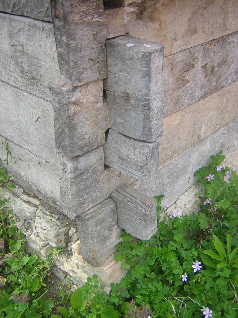 binler's tweet image. #çantı ya da  #çandı denilen ahşap inşaat tekniğinde çivi, yapıştırıcı kullanmadan kertikler ile ahşapların birbirinin üzerine konulması esastır. çivi ne de olsa bir dış müdahaledir ve ahşabın ömrünü azaltmaktadır. karadenizde ağaç bol olduğu için bunlardan oldukça fazla vardır.