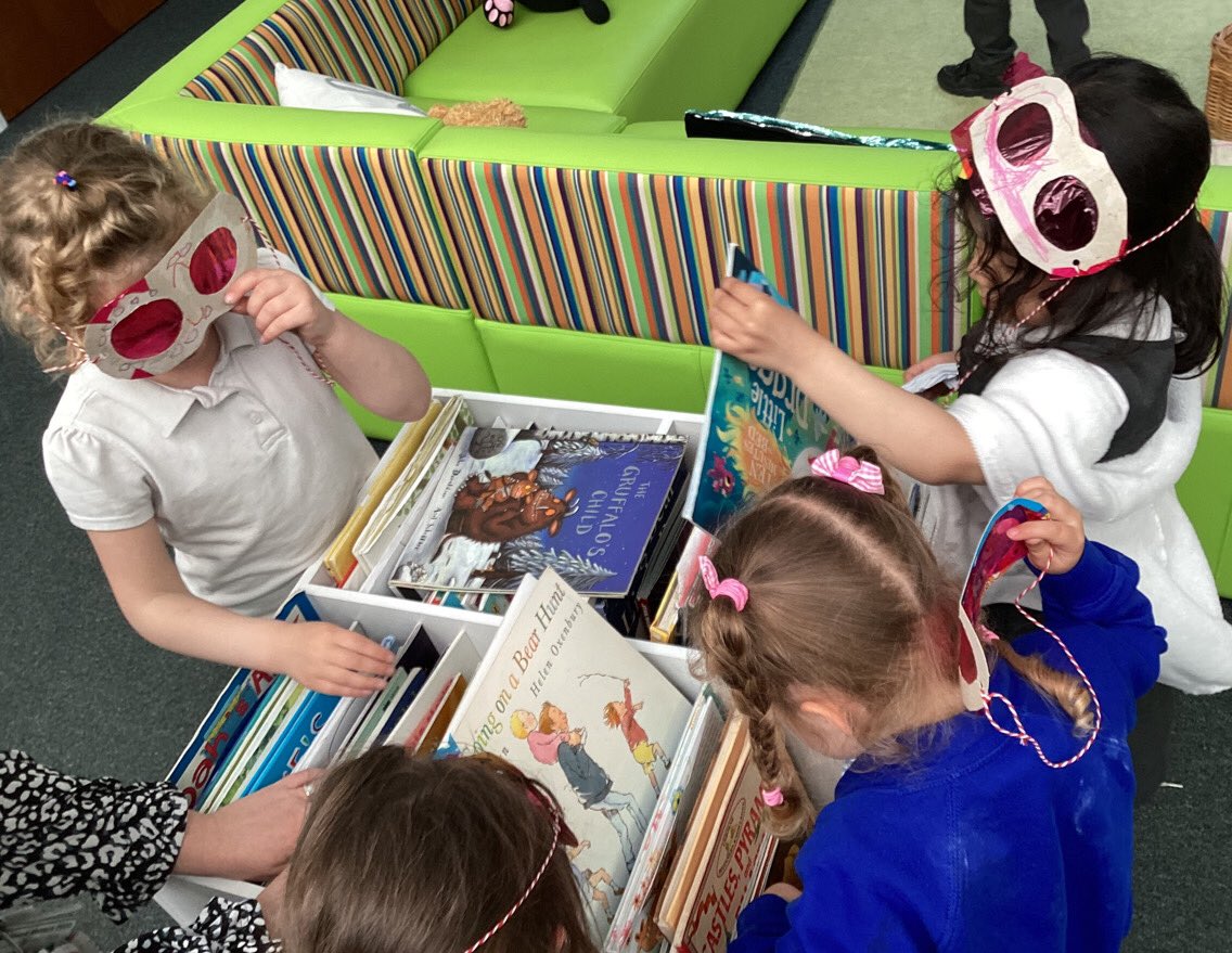 R4PBA's tweet photo. Our Nursery children explored which materials would be best to make a pair of super reading glasses. They used their glasses to find books written by Julia Donaldson. They love reading her books. #developingaloveofreading https://t.co/boFvdeLiQd