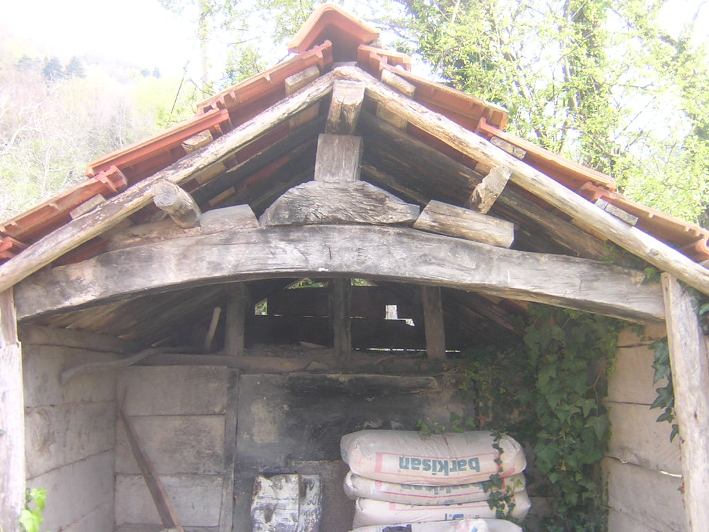 binler's tweet image. #çantı ya da  #çandı denilen ahşap inşaat tekniğinde çivi, yapıştırıcı kullanmadan kertikler ile ahşapların birbirinin üzerine konulması esastır. çivi ne de olsa bir dış müdahaledir ve ahşabın ömrünü azaltmaktadır. karadenizde ağaç bol olduğu için bunlardan oldukça fazla vardır.