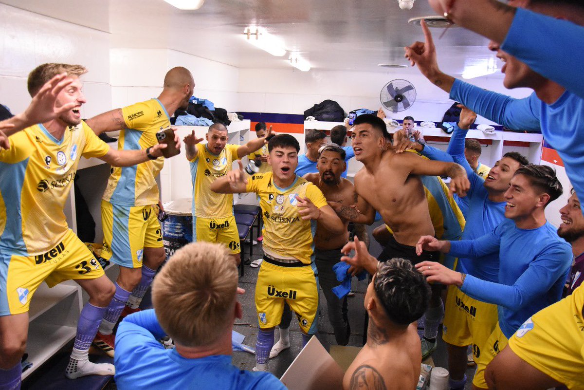 Lenguaje corporal de convencimiento en 4 fotos.

#CeleDeMiVida 🩵