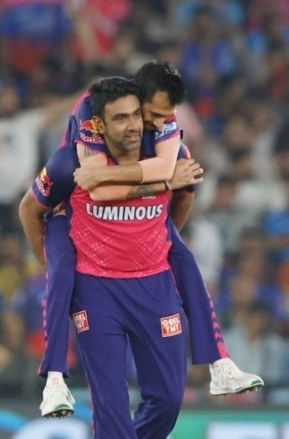 CricketFeedIN's tweet photo. ASHWIN🤝🏻CHAHAL ❌️
VIKRAM🤝🏻BETAAL ✅️
#RCBvsRR #Eliminator #iplfinal #Ahmedabad #hallabol #ViratKohli #Chahal #Ashwin #Patidar #Maxwell #AveshKhan #Umpires #Lomror https://t.co/9XimqkicfG