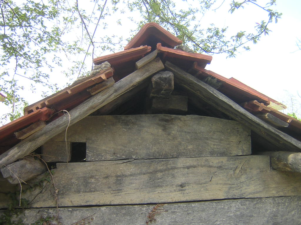 binler's tweet image. #çantı ya da  #çandı denilen ahşap inşaat tekniğinde çivi, yapıştırıcı kullanmadan kertikler ile ahşapların birbirinin üzerine konulması esastır. çivi ne de olsa bir dış müdahaledir ve ahşabın ömrünü azaltmaktadır. karadenizde ağaç bol olduğu için bunlardan oldukça fazla vardır.