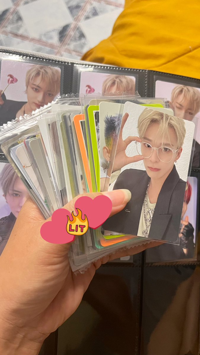 JJHH111's tweet image. อยากเอาการ์ดไปแจกอ่านี่มีอยู่พอสมควรอยากให้เด็กๆไปอยู่กับเมนตัวเองจะได้ออกไปเที่ยวเล่นบ้าง อยู่นี่หลับคาแฟ้ม😆 แต่เค้าแจกกันแบบไหนติ่งรุ่นป้าไม่เคยทำค่ะ 🥲 มีคนสนใจมั้ยคะ เราไปคอนทุกวันเลย #TREASURE_reboot_in_bangkok #TREASURE_REBOOT_IN_BKK