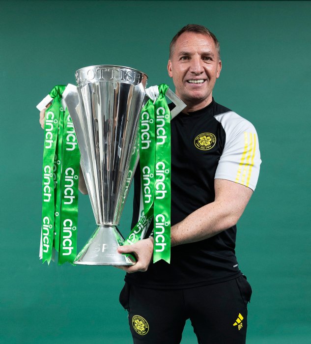 🏆🏆 Celtic seeing double as Brendan Rodgers and Elena Sadiku pose side by side with the men's and women's league trophies Both sides finished 1st ahead of Rangers in the race for the title 1️⃣ #CelticFC I #Champions I #SPFL I #SWPL