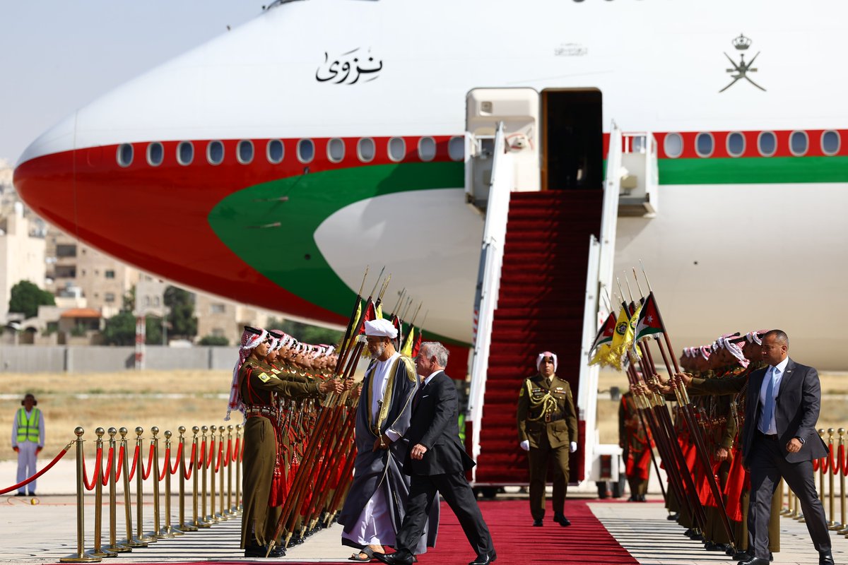 جلالة الملك عبدالله الثاني يستقبل جلالة السلطان هيثم بن طارق، سلطان #عُمان، لدى وصوله إلى مطار ماركا #الأردن His Majesty King Abdullah II receives #Oman Sultan Haitham bin Tariq at Marka Airport #Jordan