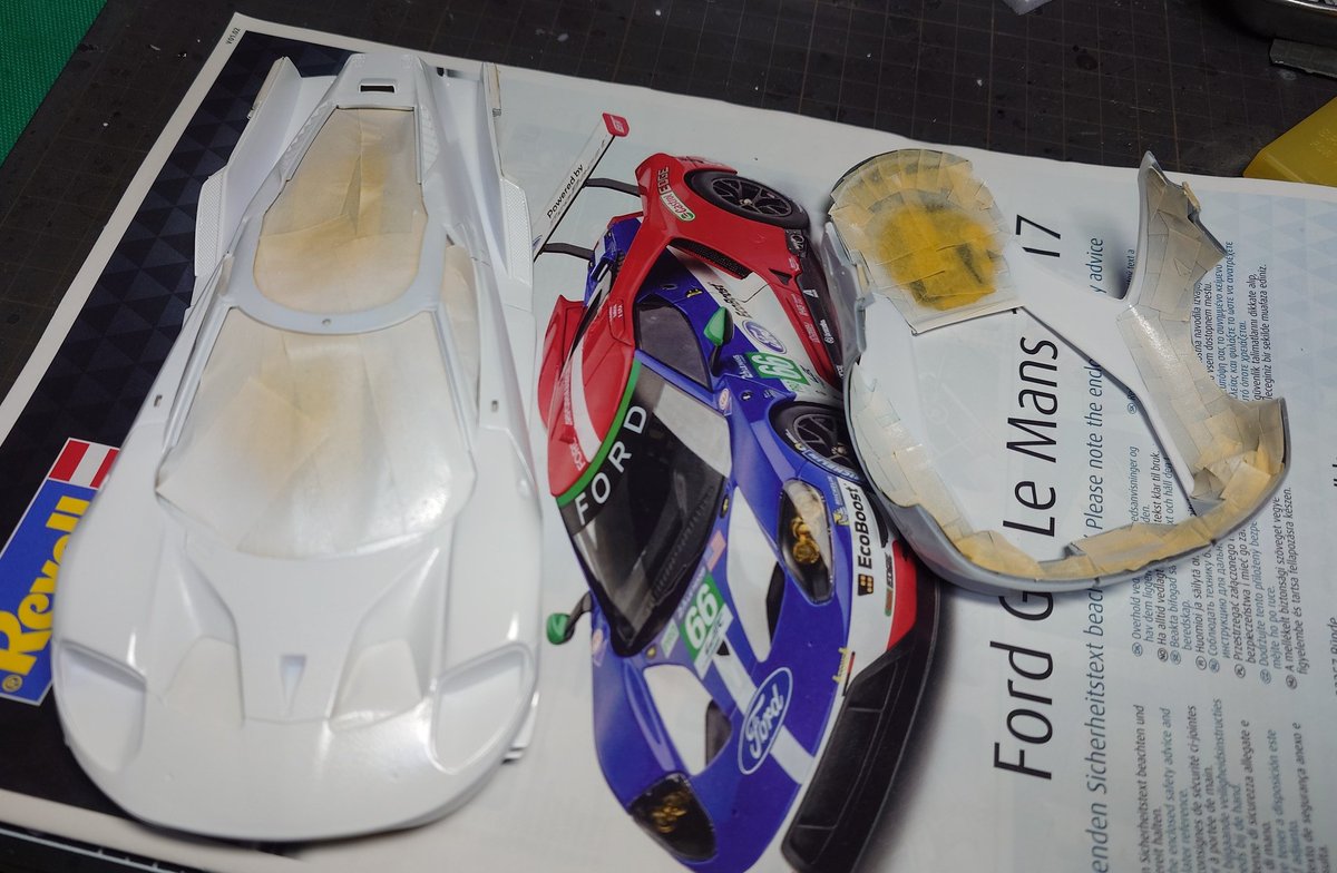 #Cカーandルマンカーコンペ2024
Revell Ford GT Le Mans 2017

ボディマウントがこのキットの難所と感じ予め対処してから塗装へ

・後方ホディのドアスカート部をカットして前方ホディに接着
・仮組み時にホディ間の隙間を確認、0.3ミリプラ板で各所隙間埋め
・ボディ同士やシャーシへの接着用糊代追加