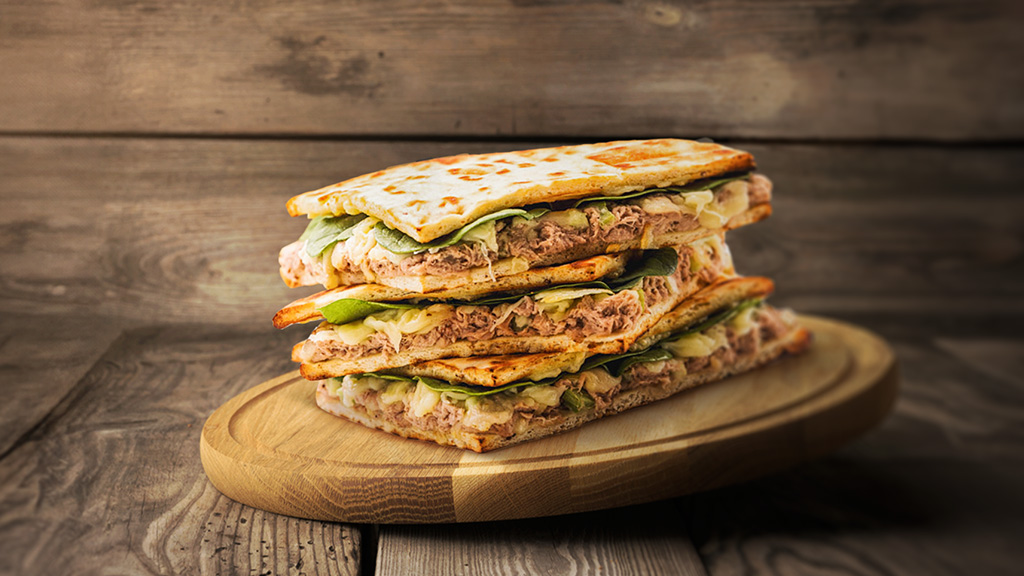 boosterjuice's tweet image. 🧀Did anyone say comfort food? Dive into our freshly handcrafted Tuna Melt - your taste buds will love you for it!🥰🥙⁠

#BoosterJuice #TunaMelt #ComfortFood
