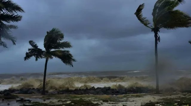 শনিবার পরিণত হতে পারে ঘূর্ণিঝড়ে, উপকূলে আঘাতের আভাস