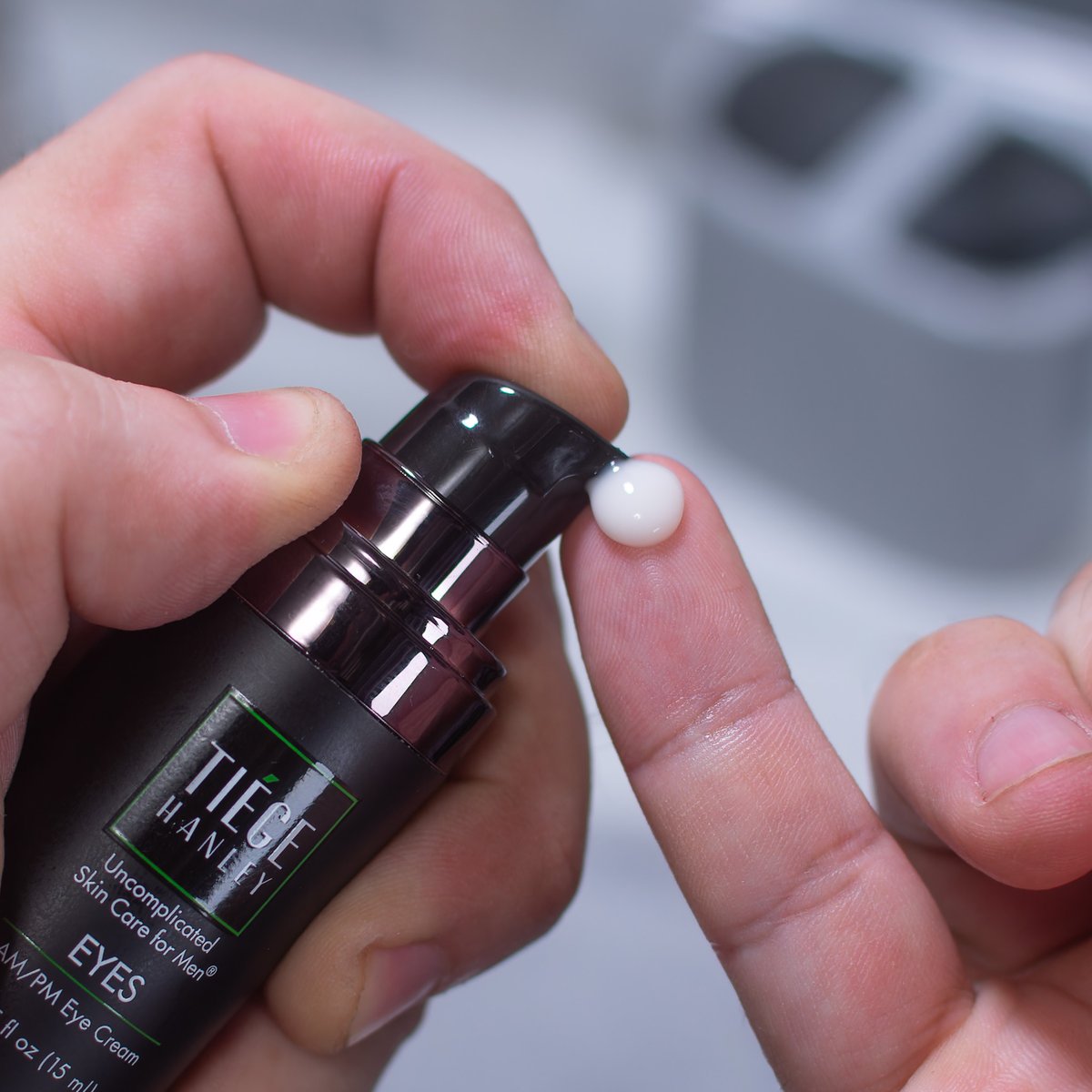 Say goodbye to tired eyes with our reformulated EYES cream 👀💪 Clinically proven to tackle fine lines, wrinkles, and dark circles. Enjoy firmer, smoother skin with just one pump morning and night.