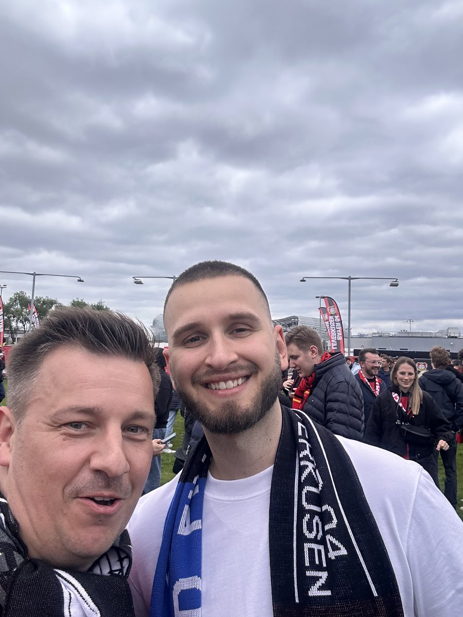 Kannst du es sehen dort am Horizont 👨‍🔬

Gleich geht es los in ein europäisches Endspiel! Es ist einfach unglaublich. 

Schön, dass man es mit so tollen Menschen genießen darf 🖤♥️