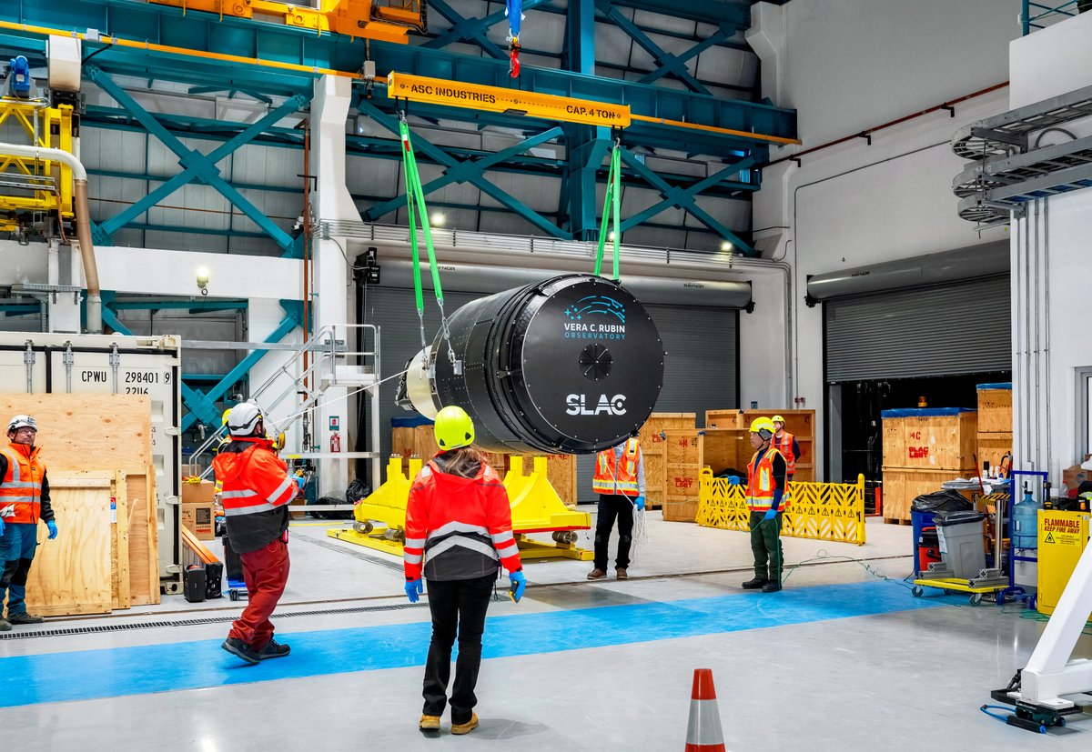 ¡Ya esta aquí! 🤩¡La Cámara de 3200 megapíxeles de @VRubinObs llegó al observatorio en Cerro Pachón en Chile! Fue un largo viaje desde el @SLacLab en California hasta Chile, pero todo salió bien 🥳. Lee los detalles aquí: noirlab.edu/public/es/news… 📷 Olivier Bonin/@SLAClab