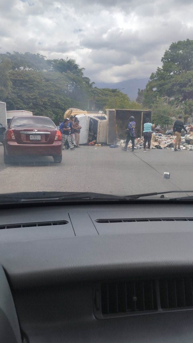 ordossantos's tweet photo. Camión volteado adyacente al CC Palma Real, Nueva Casarapa https://t.co/eplQFgB1fp
