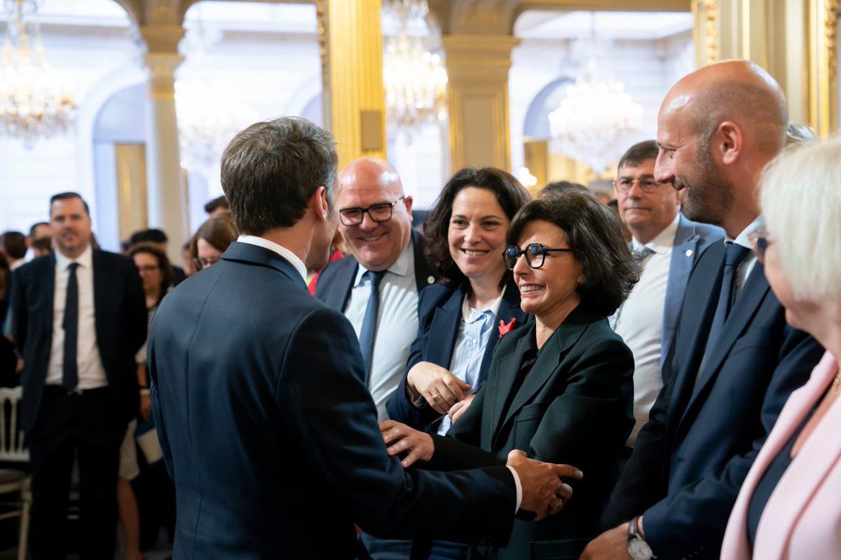 🇨🇵 Hier avec @EmmanuelMacron nous avons rencontré les plus grands talents français de l'intelligence artificielle réunis à l’@Elysee 👉 La France compte parmi les champions européens et mondiaux de l’IA. Le développement de l’IA doit se faire en respectant la propriété