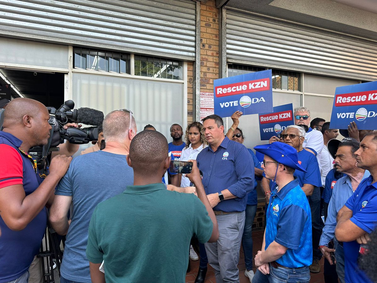 ☀️ The DA Leader keeps moving on the campaign trail, visiting voters at home in Durban and even buying a few goods at a local shopping centre. It's our time to #RescueSA.