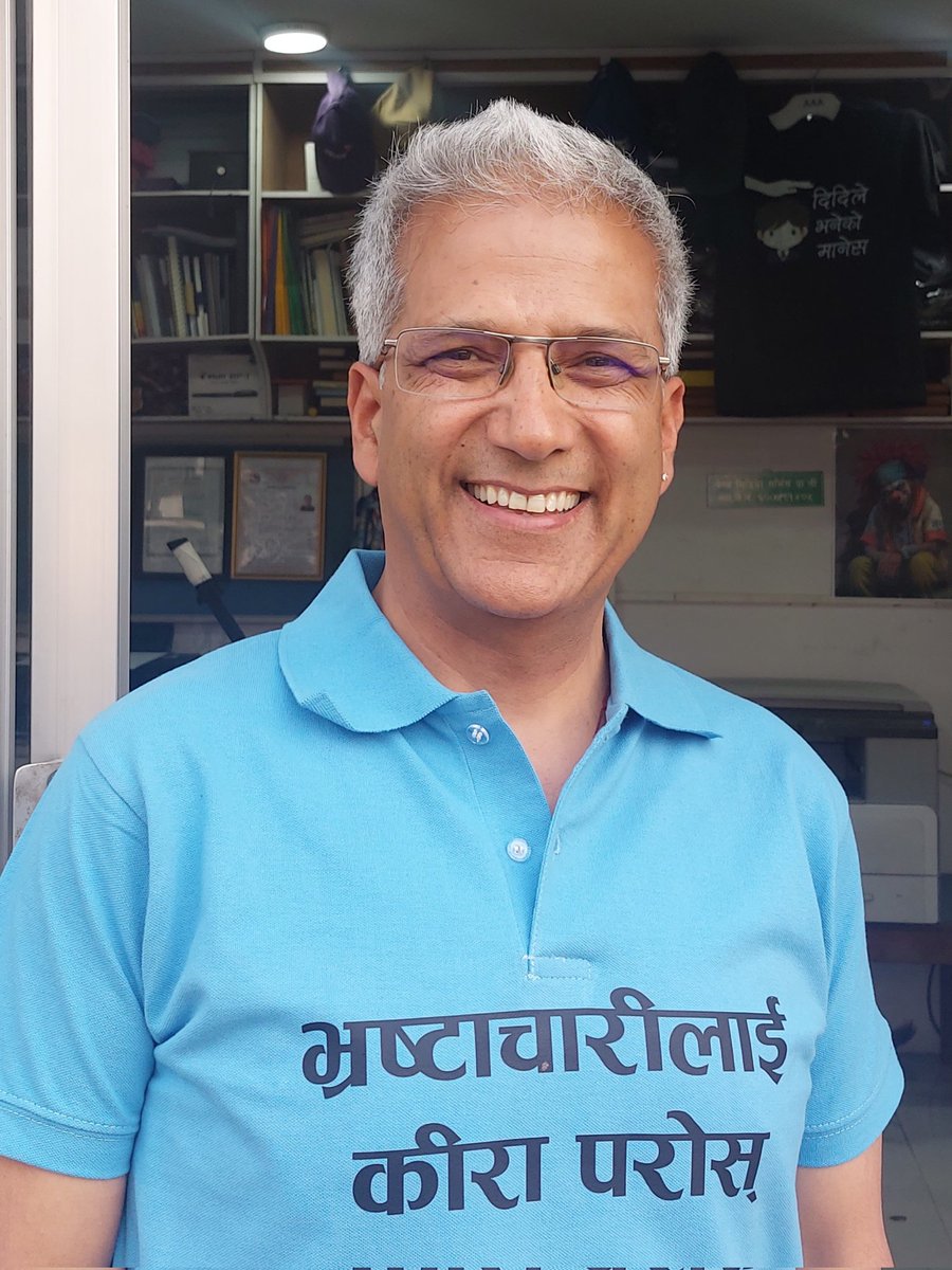 RabindraMishra's tweet photo. कान्तिपुर दैनिक मैले हाल बोकेको एजेण्डाको सदा कडा बिपक्षमा रह्यो।

अहिलेको चरम राजनीतिक विकृतिका लागि कान्तिपुर लगायत यो व्यवस्थाको जोडदाररूपमा पूर्वाग्रहपूर्ण बचाऊ गर्ने अन्य मिडिया र नागरिक समाजको ठूलो भुमिका छ।

तसर्थ मैले बारम्बार भन्ने गरेको छु: पूर्वाग्रहपूर्ण पत्रकारिता र नागरिक समाज देशका लागि दिर्घकालमा भ्रष्ट राजनीति भन्दा पनि घातक हुन्छ।

तर मेरो विचार मिलेन भन्दैमा कुनै पनि हालतमा म प्रतिशोधपूर्ण या पूर्वाग्रहपूर्ण टिप्पणी गर्दिन। मेरो ब्रम्हले मलाई त्यसो गर्न दिँदैन।

जसले जति गाली गरे पनि फेरी भन्छु: सत्य आफ्नो ठाऊँमा छ तर कैलाश सिरोहियाको गिरफ्तारी सुशासनको खोजी थिएन, प्रतिशोधको ज्वाला थियो। राजनीतिकर्मी कहिले पनि प्रतिशोधको भावनाबाट प्रेरित हुनु हुँदैन।

यो पनि भन्छु: जसरी कैलाश सिरोहियाबारे छानविन शुरू भयो त्यसैगरी ठगी, जालसाजी, भ्रष्टाचार र कानुनको उल्लंघनमा रवी लामिछाने लगायत सबै आरोपिमाथि छानविन हुनुपर्छ।

कानुन सबैलाई लाग्नुपर्छ।