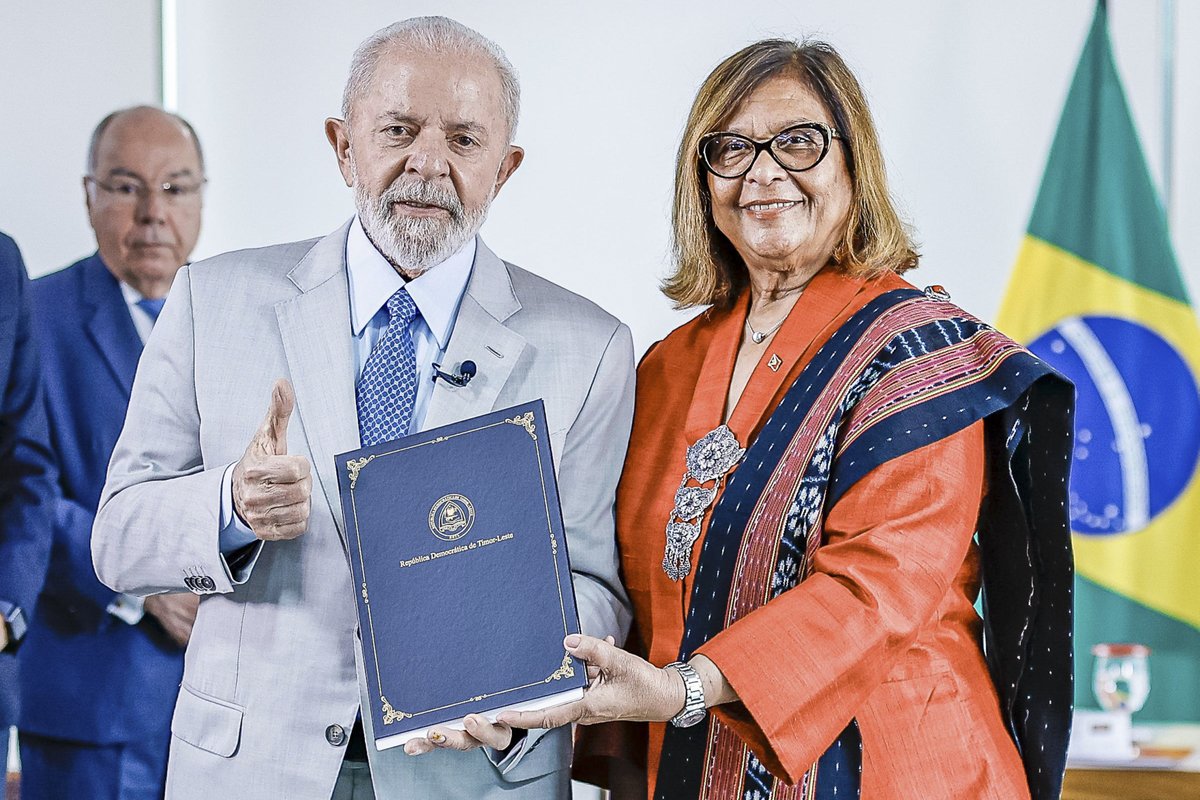 LulaOficial's tweet photo. Hoje recebi as credenciais de novos embaixadores no Brasil. Encontrei-me com a embaixadora da Eslováquia, Katarína Tomková, a embaixadora de Timor-Leste, Maria Ângela Carrascalão, a embaixadora de Botsuana, Benetia Chingapane e o embaixador da Geórgia, Zurab Mchedlishvili. Nosso país voltou a priorizar a relação com o mundo. 🇧🇷��🇰🇹🇱🇧🇼🇬🇪

📸@ricardostuckert