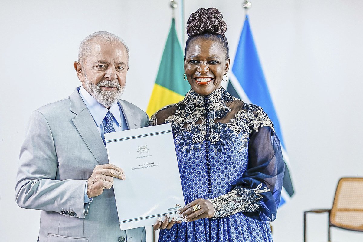 LulaOficial's tweet photo. Hoje recebi as credenciais de novos embaixadores no Brasil. Encontrei-me com a embaixadora da Eslováquia, Katarína Tomková, a embaixadora de Timor-Leste, Maria Ângela Carrascalão, a embaixadora de Botsuana, Benetia Chingapane e o embaixador da Geórgia, Zurab Mchedlishvili. Nosso país voltou a priorizar a relação com o mundo. 🇧🇷��🇰🇹🇱🇧🇼🇬🇪

📸@ricardostuckert