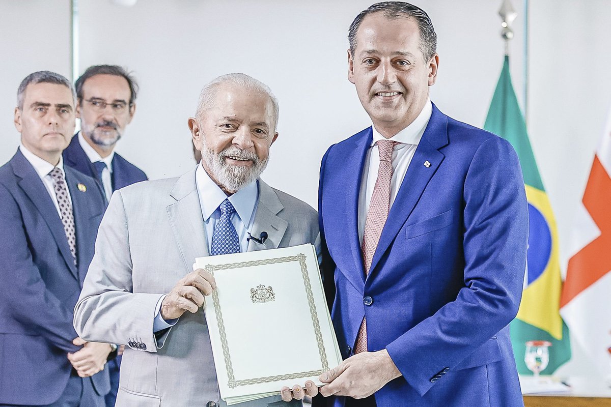 LulaOficial's tweet photo. Hoje recebi as credenciais de novos embaixadores no Brasil. Encontrei-me com a embaixadora da Eslováquia, Katarína Tomková, a embaixadora de Timor-Leste, Maria Ângela Carrascalão, a embaixadora de Botsuana, Benetia Chingapane e o embaixador da Geórgia, Zurab Mchedlishvili. Nosso país voltou a priorizar a relação com o mundo. 🇧🇷��🇰🇹🇱🇧🇼🇬🇪

📸@ricardostuckert