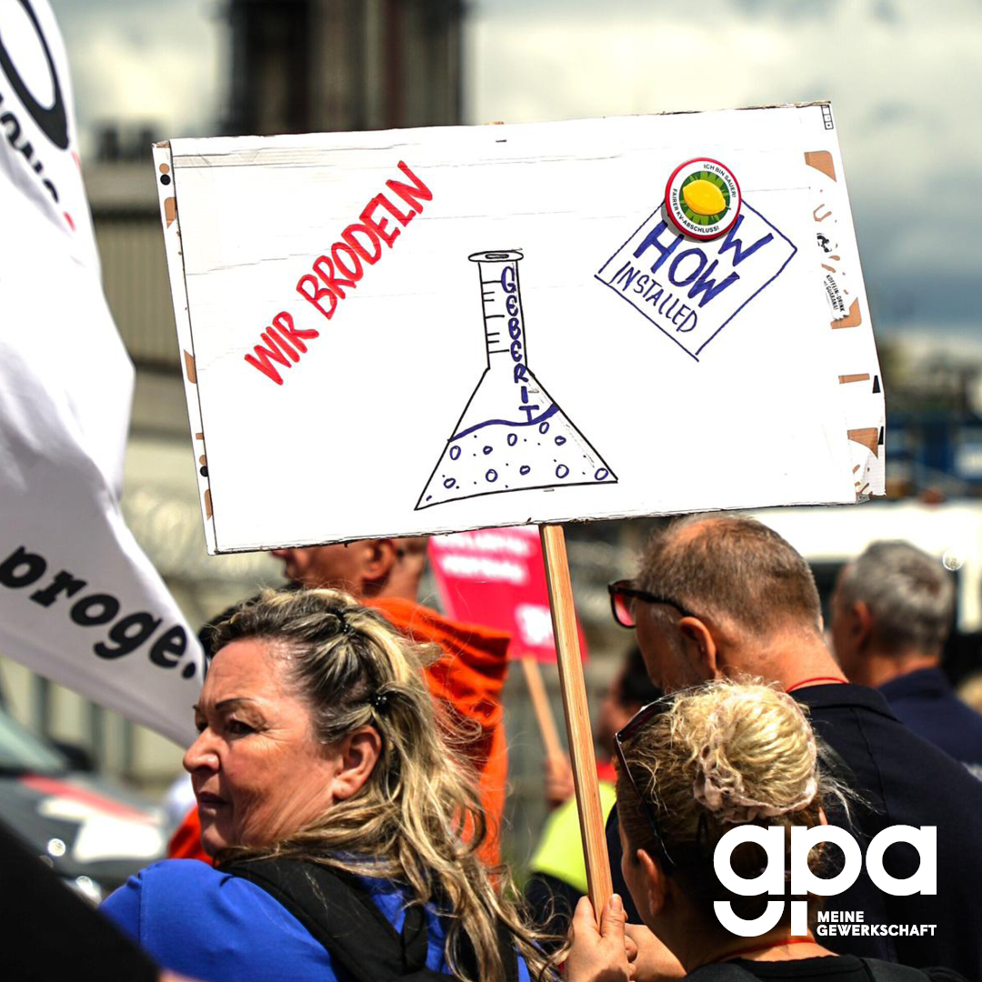 GewerkschaftGPA's tweet image. Heute fand die nächste #Betriebsversammlung statt, da bei den KV-Verhandlungen in der Chemischen Industrie nur eine Erhöhung unter der Inflation angeboten wird. Beschäftigte haben vor Borealis (Schwechat) ihren Unmut kundgetan. ➡️ gpa.at/chemie2024
#deineGewerkschaft