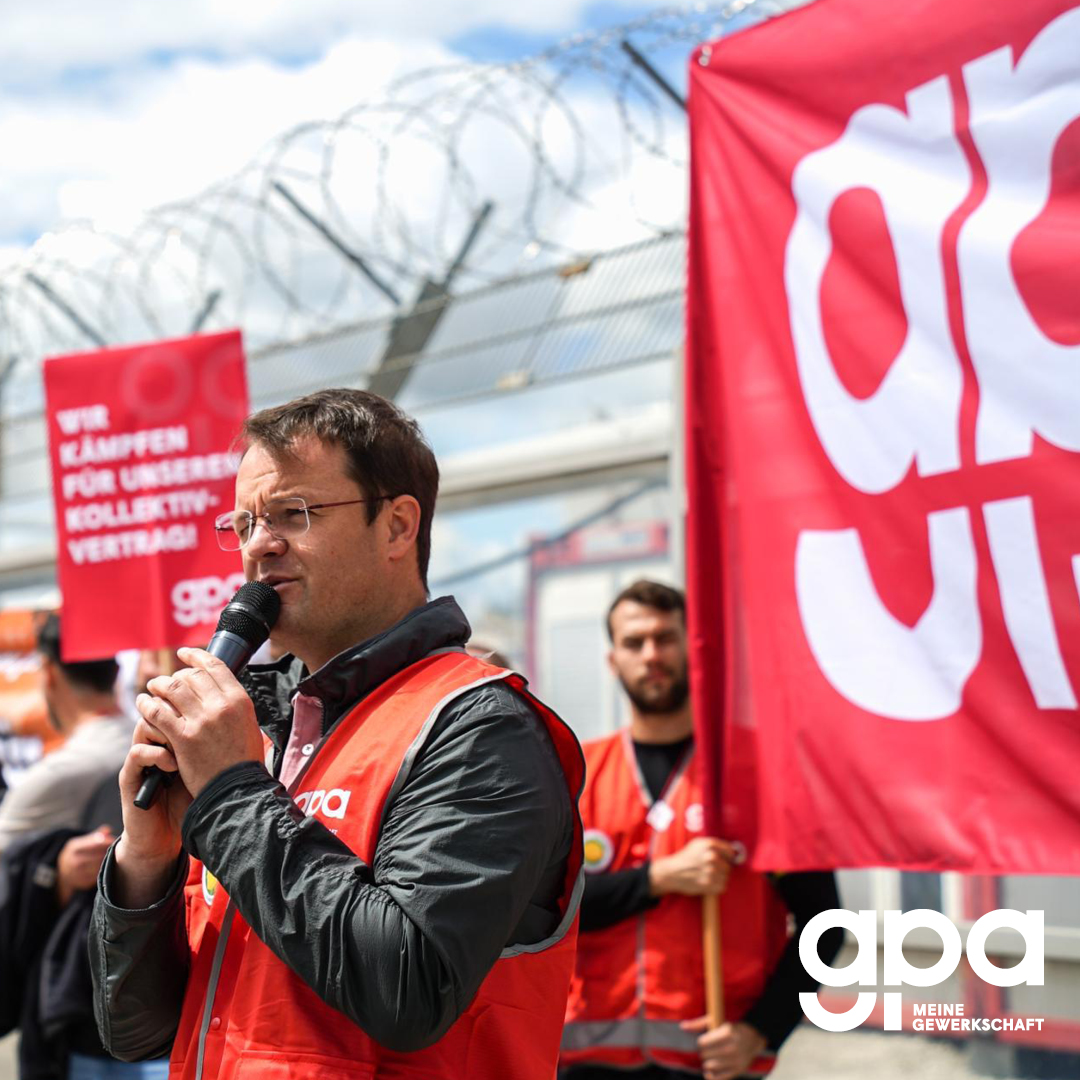 GewerkschaftGPA's tweet image. Heute fand die nächste #Betriebsversammlung statt, da bei den KV-Verhandlungen in der Chemischen Industrie nur eine Erhöhung unter der Inflation angeboten wird. Beschäftigte haben vor Borealis (Schwechat) ihren Unmut kundgetan. ➡️ gpa.at/chemie2024
#deineGewerkschaft