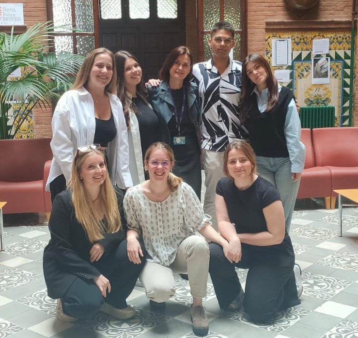 EuiSantPau's tweet photo. 🥇Moltes felicitats per la feina feta. Us desitgem molta sort a la vostra etapa professional i que gaudiu de ser #infermeres, cuidant i acompanyant a les persones en la seva esfera bio-psico-social i cultural.
#treballfinalgrau
#orgullEUI
💯 🙌 💪 https://t.co/G2eQ21WlOQ