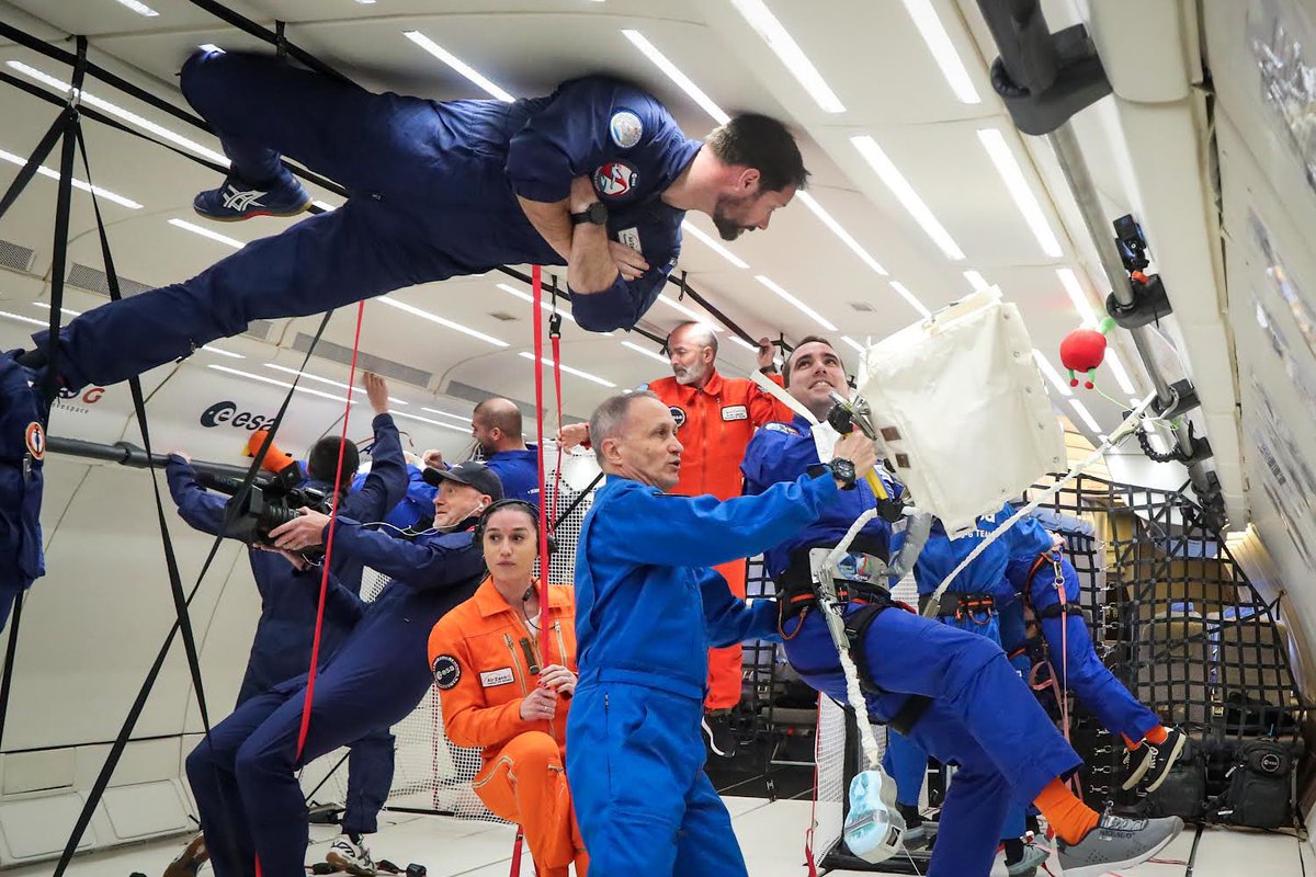 Thom_astro's tweet photo. Super fier de @Soph_astro et @Raph_Astro pour leur première désignation sur une mission ! 🧑🏻‍🚀👨🏻‍🚀Sophie devrait voler au printemps 2026, et Raphaël en automne. C’est une reconnaissance de leurs compétences bien sûr (que j’avais appréciées moi-même pendant l’entraînement 🛫🛬), mais aussi une excellente nouvelle pour l’Europe🇪🇺, qui continue sa présence dans l’espace ✨, pour que la recherche et l’exploration bénéficient à ses citoyens 🌍. Ça va parler pas mal français dans la station spatiale en 2026 😎 Bon courage pour l’entraînement 💪 et on suivra ça de près ! 

#esa #HoppersInSpace #Hoppers 
@esa @ESA_fr @esaspaceflight @esa_sts_daniel @AirZeroG