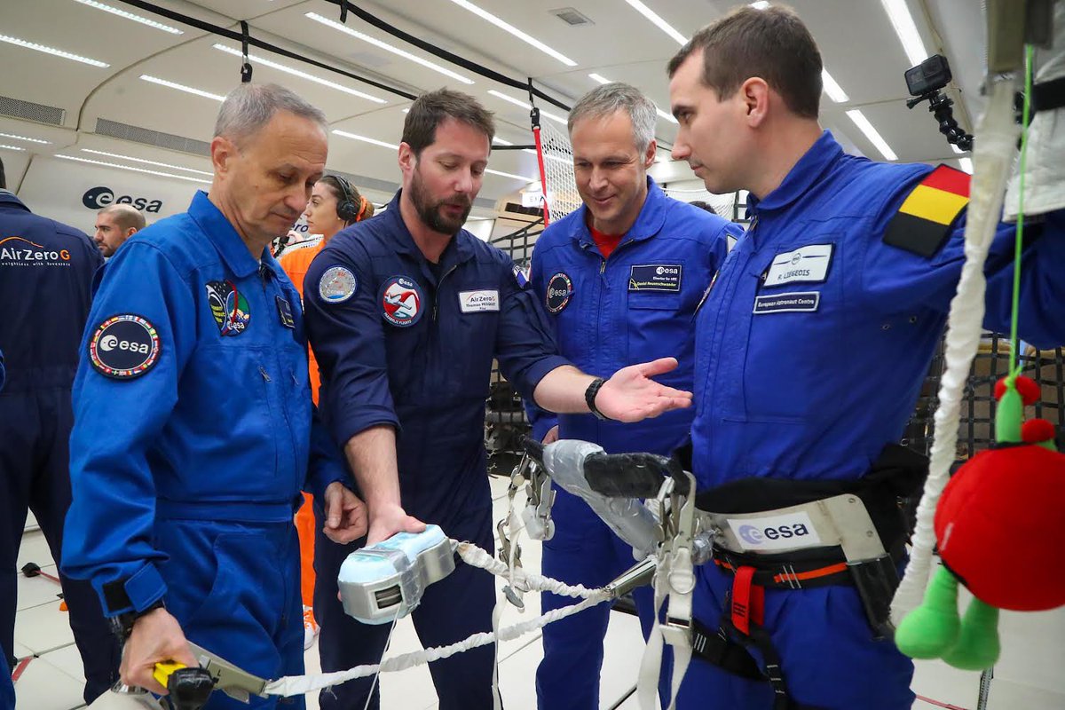 Thom_astro's tweet photo. Super fier de @Soph_astro et @Raph_Astro pour leur première désignation sur une mission ! 🧑🏻‍🚀👨🏻‍🚀Sophie devrait voler au printemps 2026, et Raphaël en automne. C’est une reconnaissance de leurs compétences bien sûr (que j’avais appréciées moi-même pendant l’entraînement 🛫🛬), mais aussi une excellente nouvelle pour l’Europe🇪🇺, qui continue sa présence dans l’espace ✨, pour que la recherche et l’exploration bénéficient à ses citoyens 🌍. Ça va parler pas mal français dans la station spatiale en 2026 😎 Bon courage pour l’entraînement 💪 et on suivra ça de près ! 

#esa #HoppersInSpace #Hoppers 
@esa @ESA_fr @esaspaceflight @esa_sts_daniel @AirZeroG